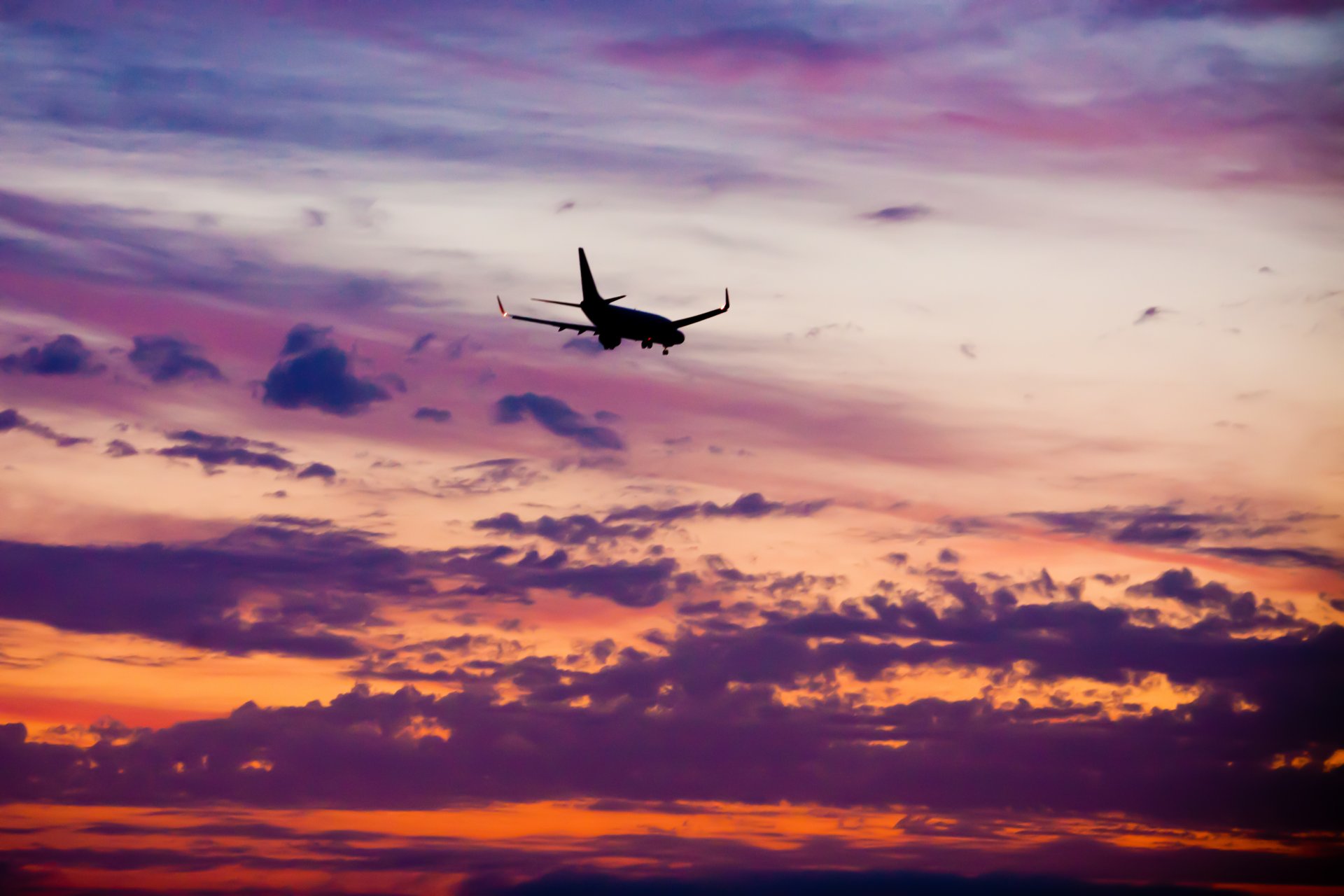 avion passager vol altitude soir coucher de soleil ciel nuages