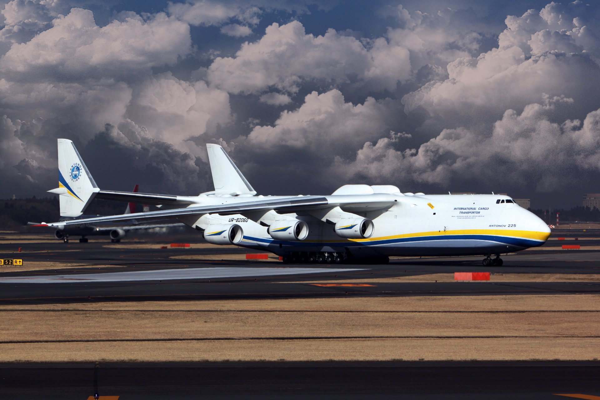 antonov an225 an-225 mriya kosaken flugzeug fracht himmel wolken flügel jet ukraine