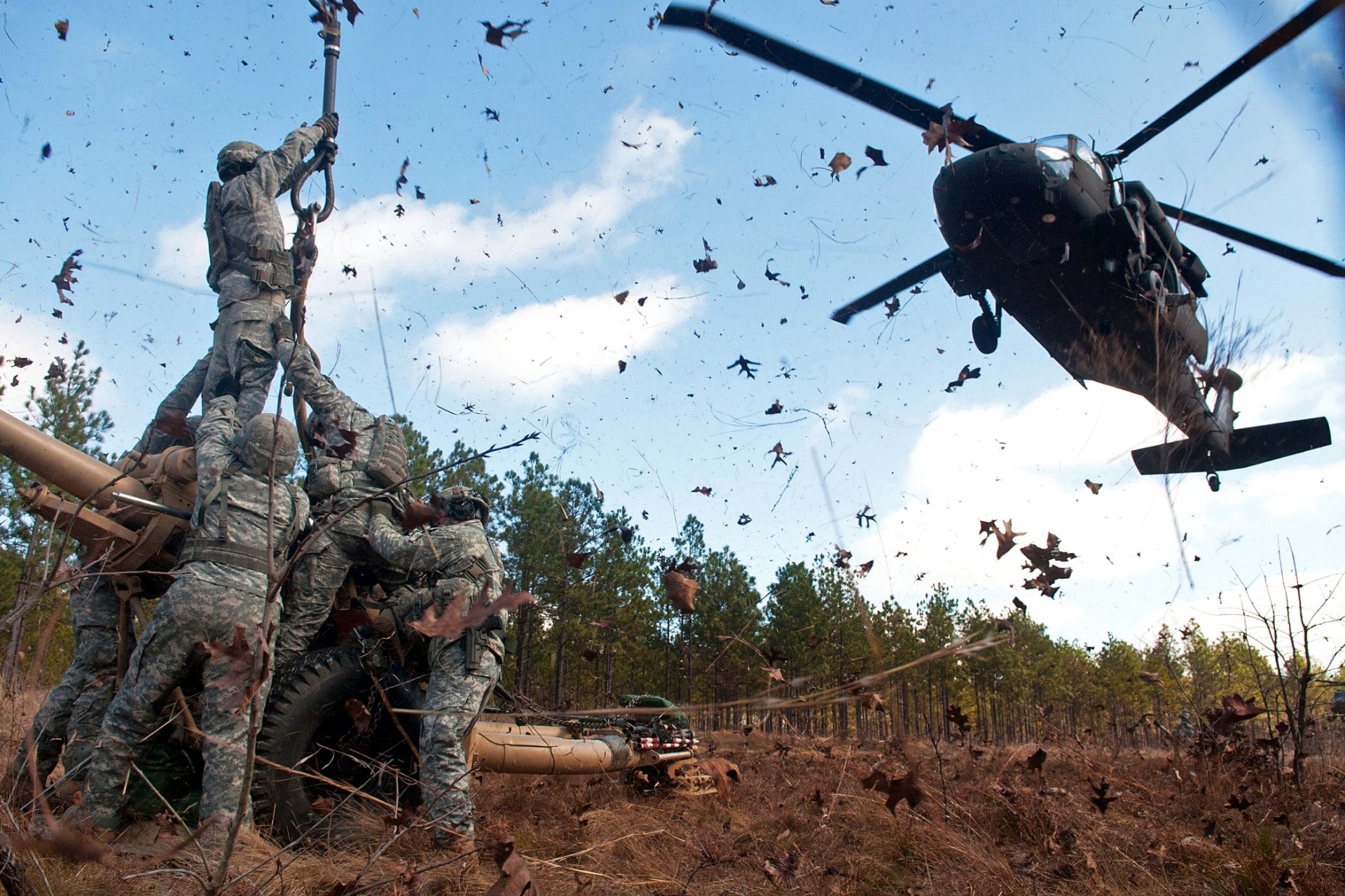 us air force hh-60 pave hawks hélicoptère canon soldats livraison vent feuilles