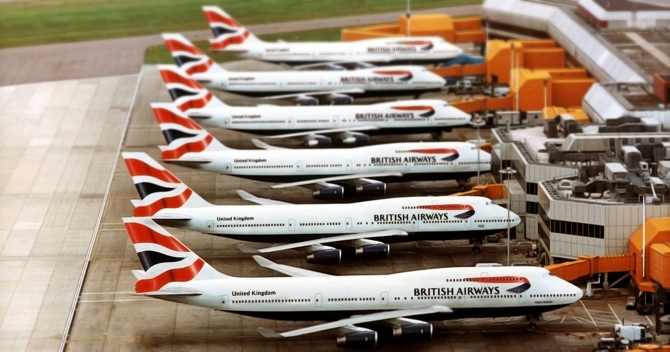 boeing british airways a lungo raggio aeroporto molto in attesa aereo passeggero aereo di linea a terra