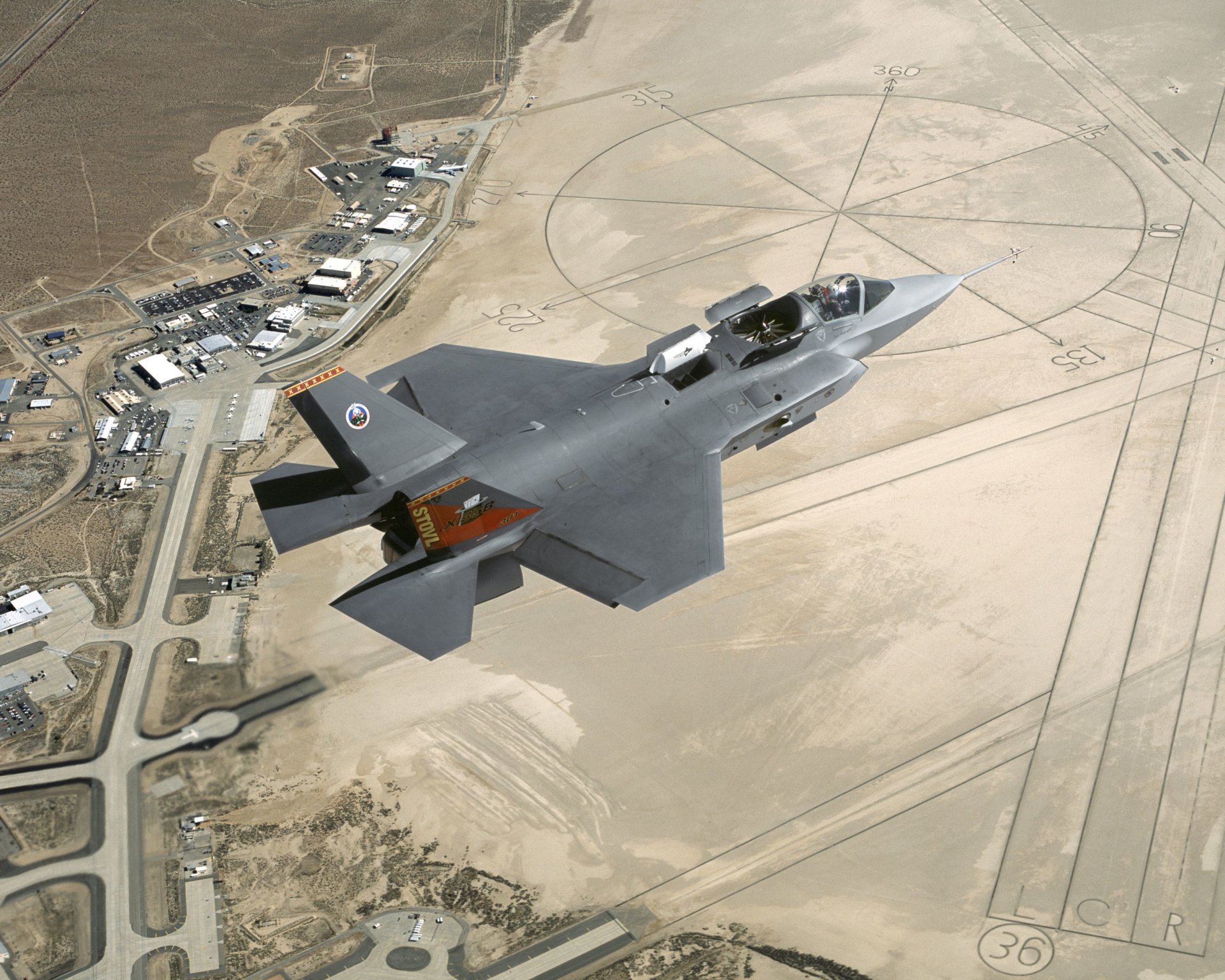 lockheed martin x-35b edwards air base kämpfer mit verkürztem start und vertikaler landung stovl flugplatz landebahn umfang grad