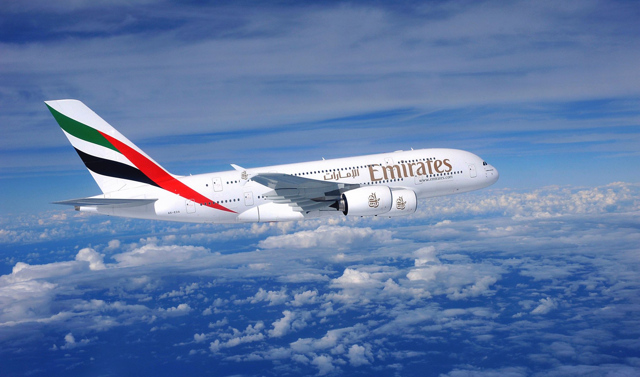 emirates airbus a380 flugzeug verkehrsflugzeug tag riesig wolken seitenansicht fliegen