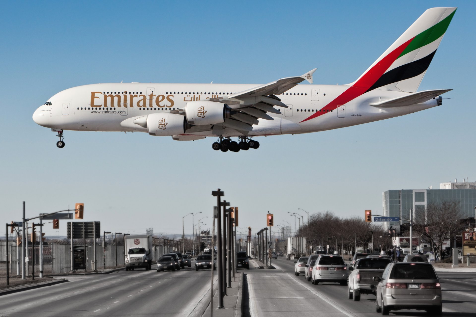 аэробус а380 авиакомпания emirates самолет пассажирский авиалайнер машина взлет вид сбоку город