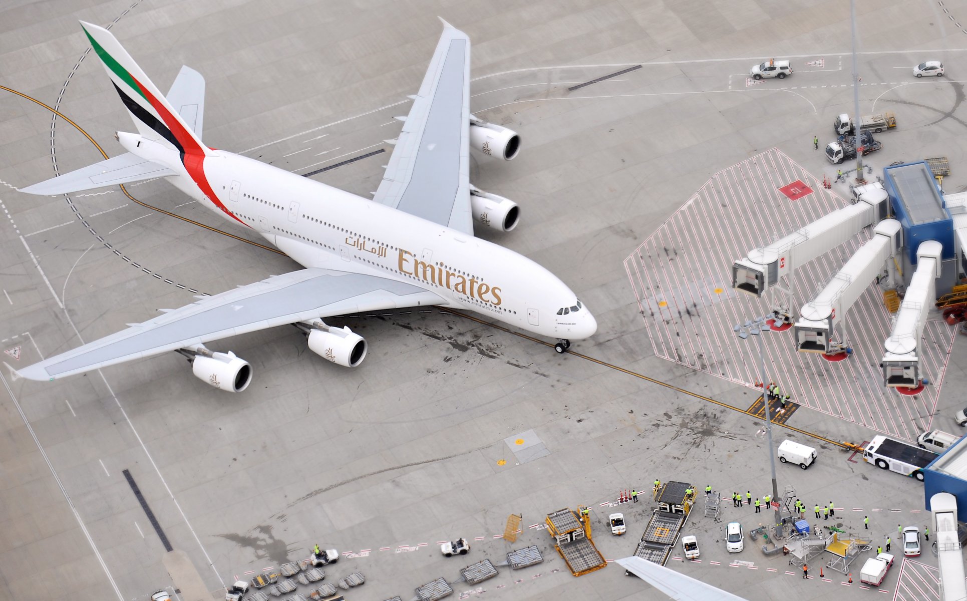 airbus a380 compagnie aérienne emirates avion passager avion de ligne aéroport personnes vue de dessus au sol