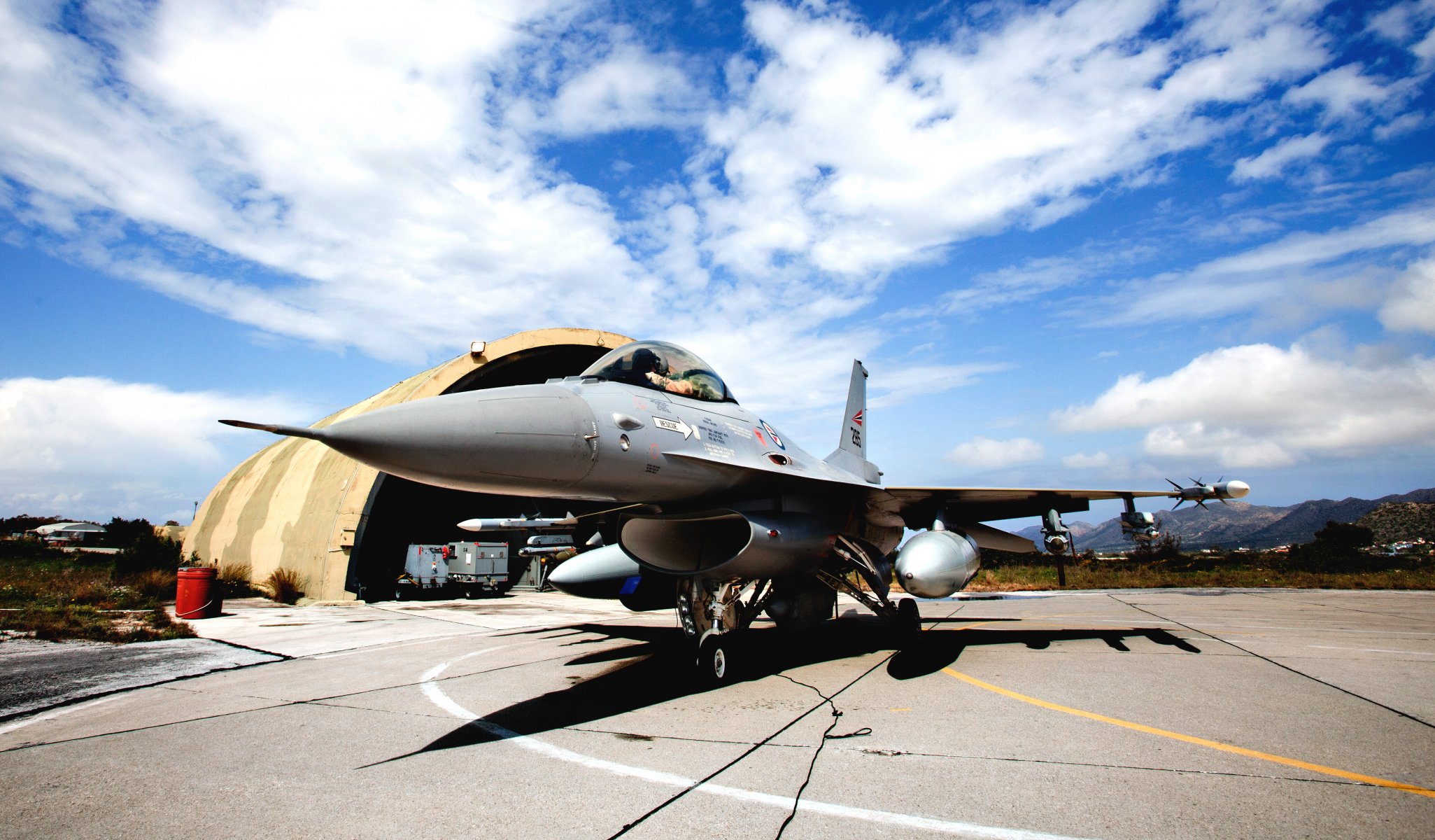 f 16a f 16 a solo multiusos caza avión fuerza aérea cielo cuerpo alas hangar armas nubes sombra