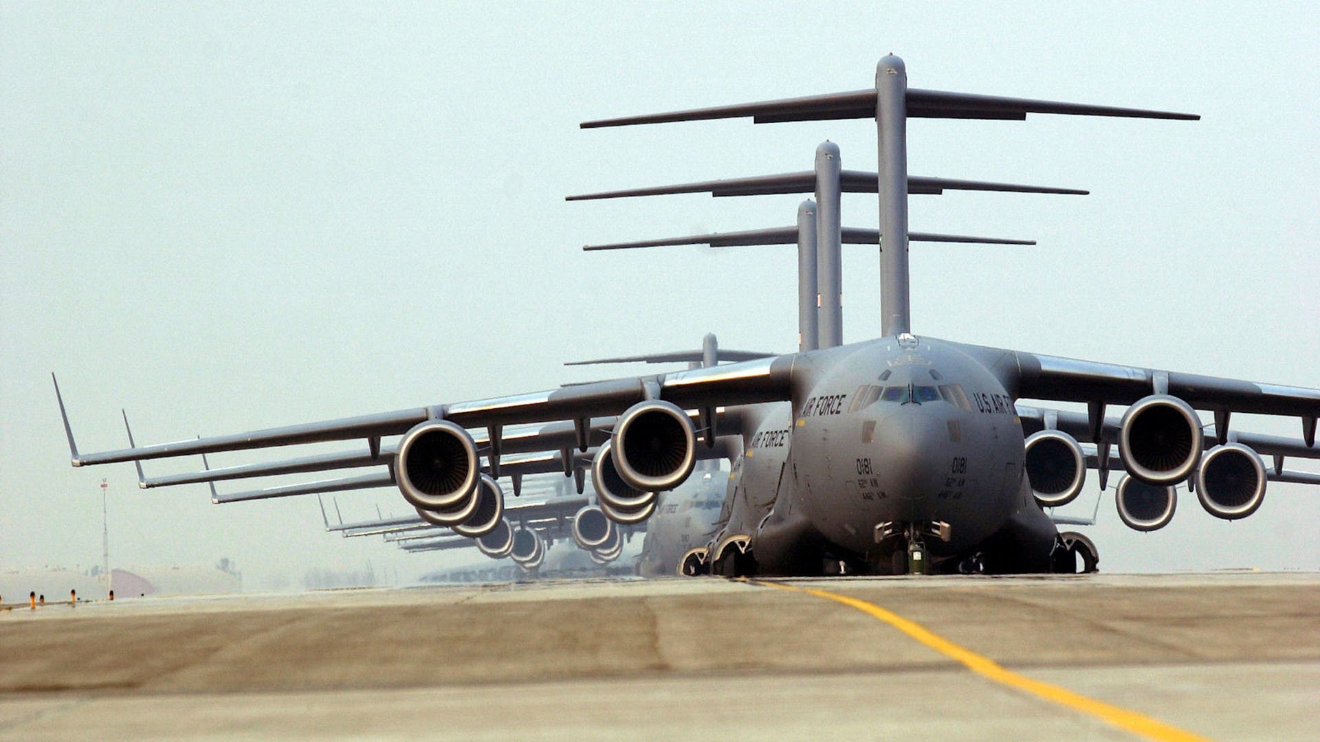 c-17 mcdonnell douglas c-17 globemaster iii camions aérodrome