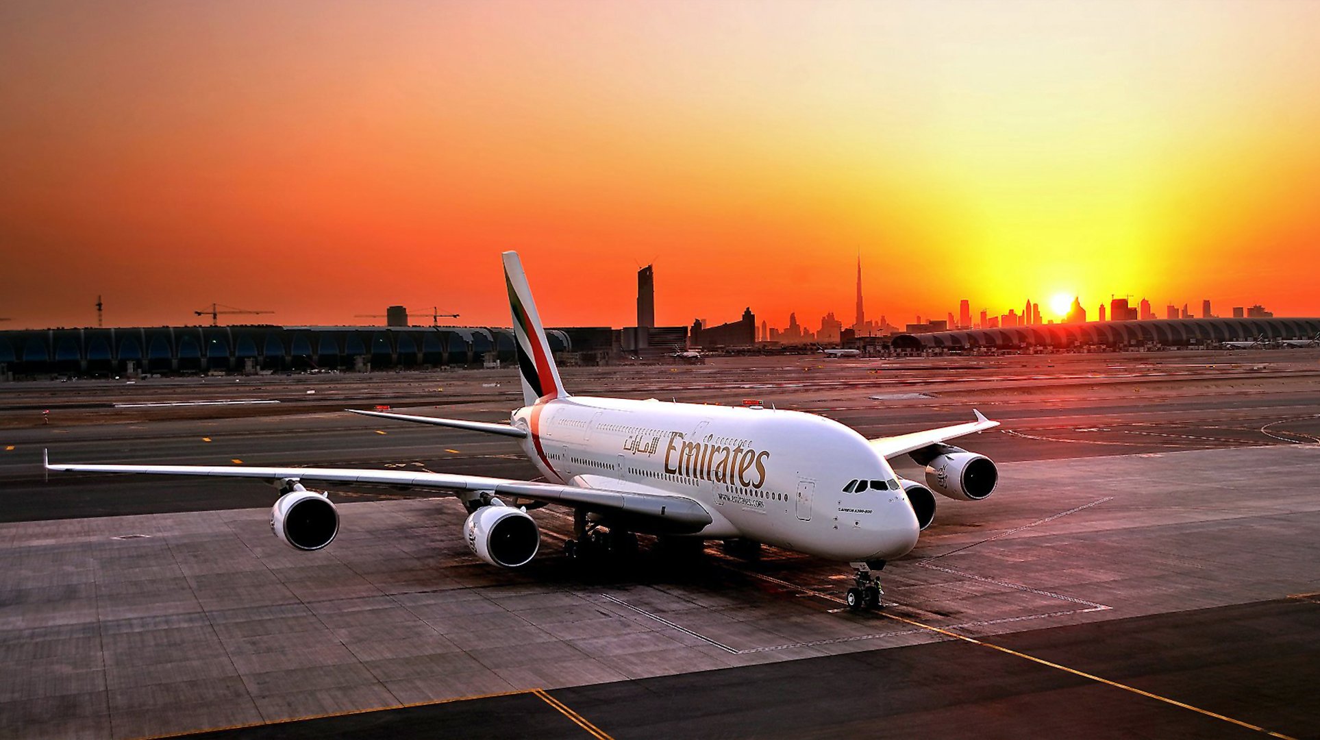 airbus a380 emirates airlines aereo passeggero aereo di linea aeroporto tramonto sole dubai