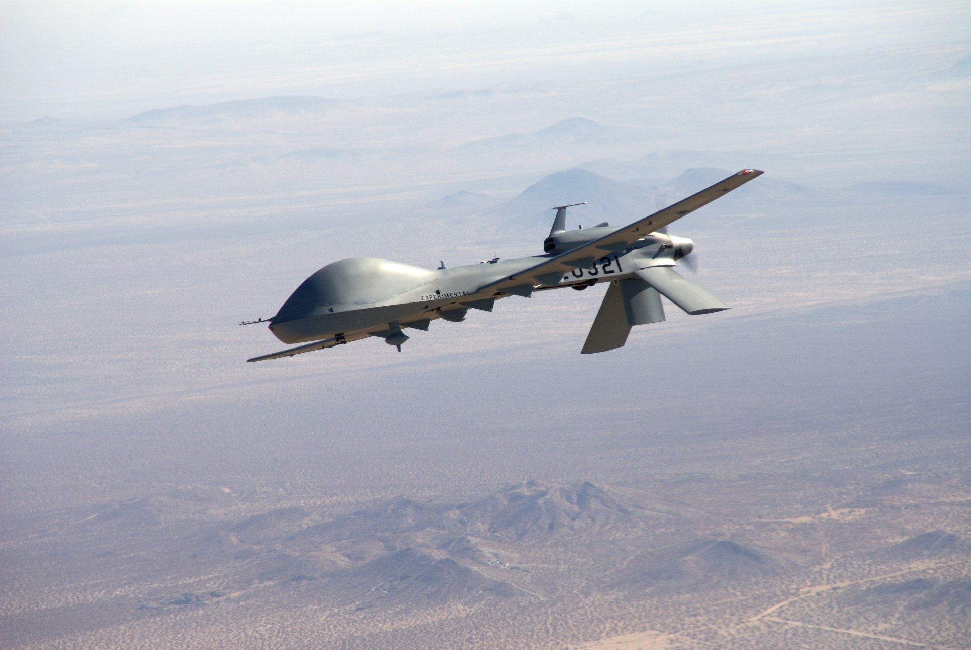 general atomics uav mq-1c sky warrior est un développement ultérieur uav mq-1 predator vol ciel montagnes