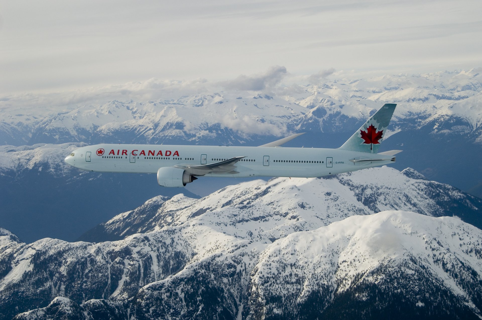 air canada boeing 777-300er lot góry chmury śnieg liść klonu