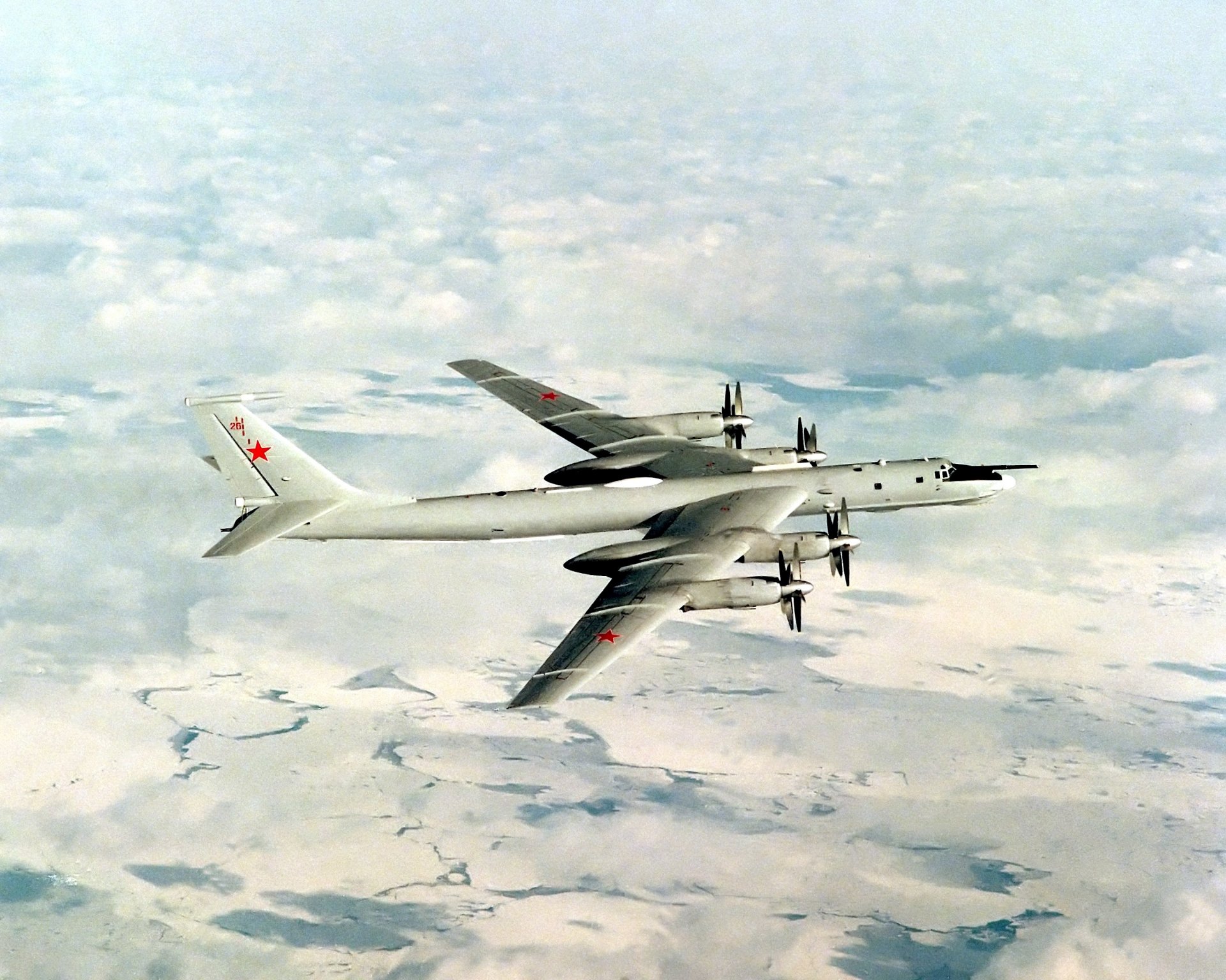 arte cielo aereo tu-95 sovietico turboelica strategico intercontinentale bombardiere missilistico