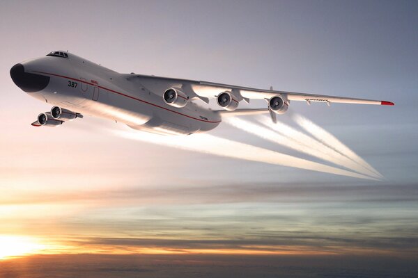 Vol d un avion à réaction dans le ciel et le soleil couchant