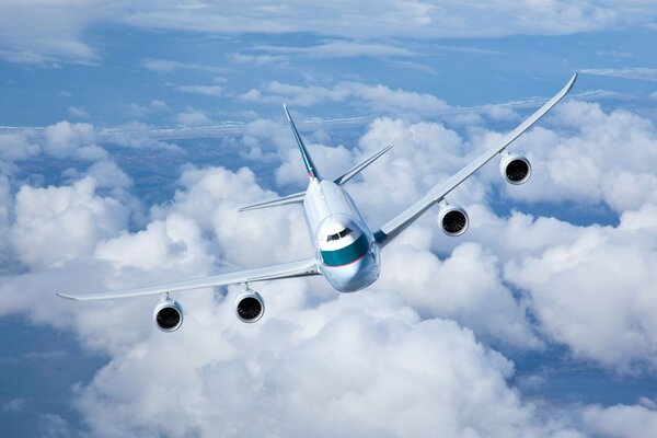 Avión de carga vuela en medio de las nubes