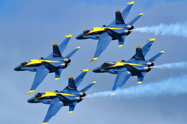 Aviones de combate Blue Engel volando por el cielo