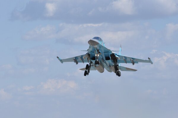 Atterrissage su 34 bombardier de première ligne dans les nuages