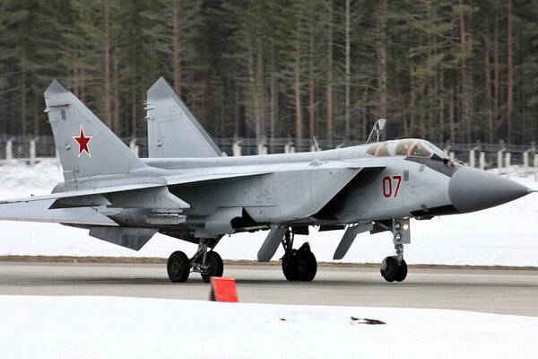 Kampfflugzeug mig-31 Foxhound auf Winterhintergrund