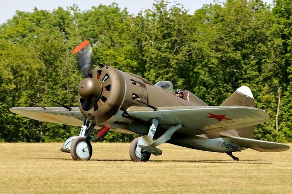 Avión de combate soviético I-16 en el campo