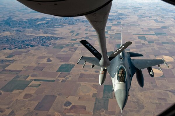 Ravitaillement d un combattant dans les airs au-dessus des champs