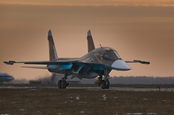 Фронтовой бомбардировщик су-34 на авиабазе в сумерках