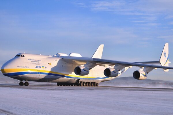 Zdjęcie samolotu transportowego An-225 na lotnisku