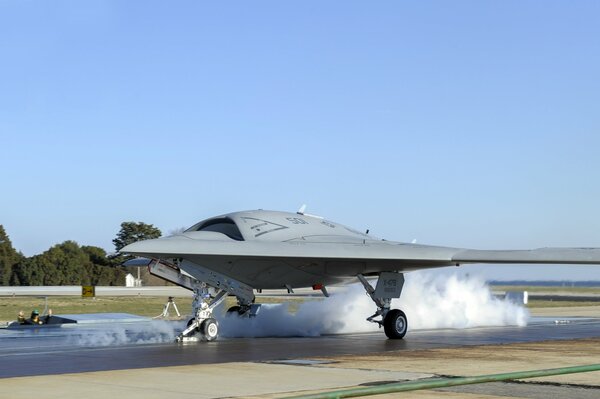 Un aereo da combattimento si trova sulla pista