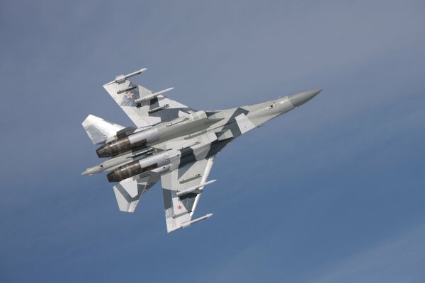 Caza ruso su-35 en el cielo