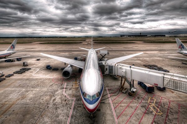 Boeing en un poguda nublado de pie en el aeropuerto