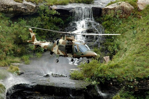 Hubschrauber auf dem Hintergrund eines Wasserfalls und eines Flusses