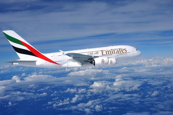 Emirates Airbus vola sopra le nuvole