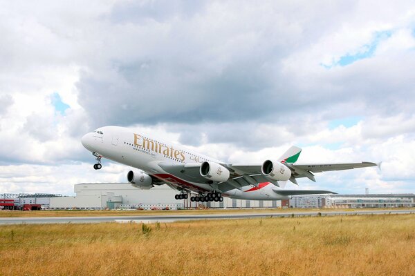 Aereo emirates In Decollo