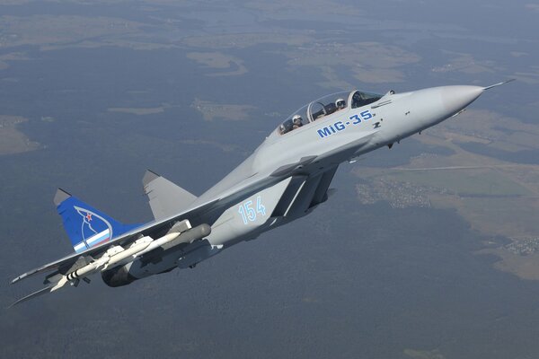 Myśliwiec MiG-35m leci w powietrzu na dużej wysokości