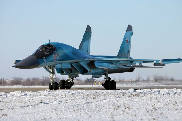 Bombowiec Su-34 szykuje się do startu wśród śniegu