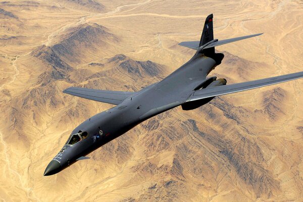 Image du bombardier stratégique b-1 dans le ciel