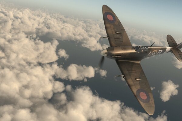 Avion militaire dans le ciel au-dessus des nuages