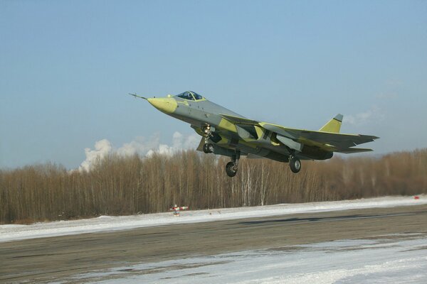 Avión de combate ruso despegando en el fondo del bosque de primavera
