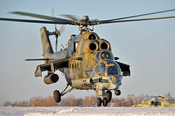 Militärhubschrauber mi-24 bei der Landung