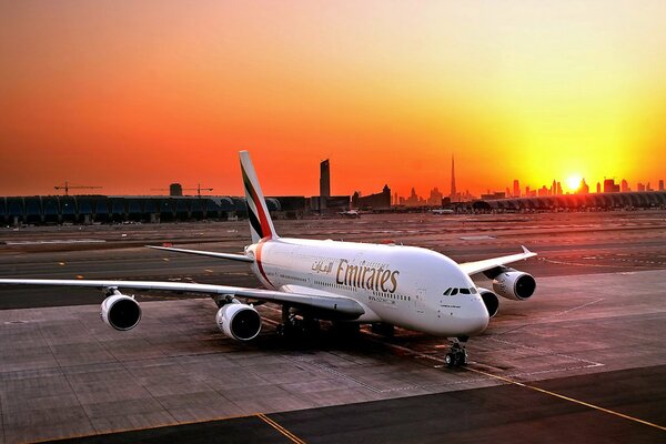 El Airbus de pasajeros de la aerolínea Emirates al atardecer