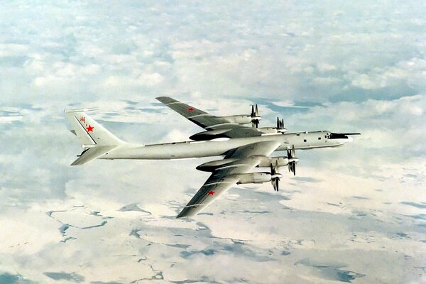 Avión estratégico tu-95 sobre el desierto