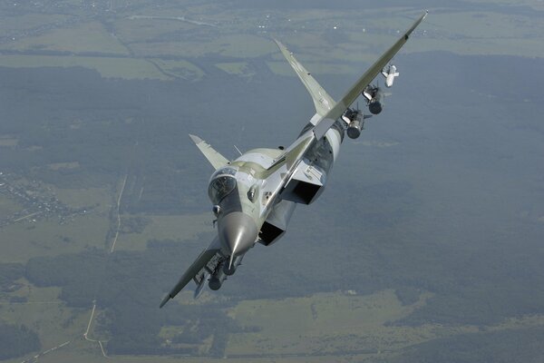 Avión ruso volando en las nubes