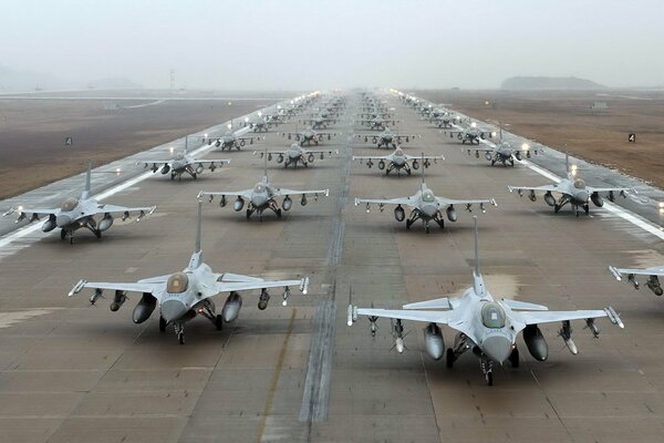 Aviones militares en la pista con armas