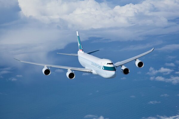 Avion cargo vole sur fond de nuages