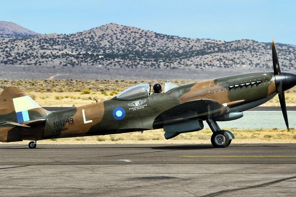 Avion spitfire sur la piste