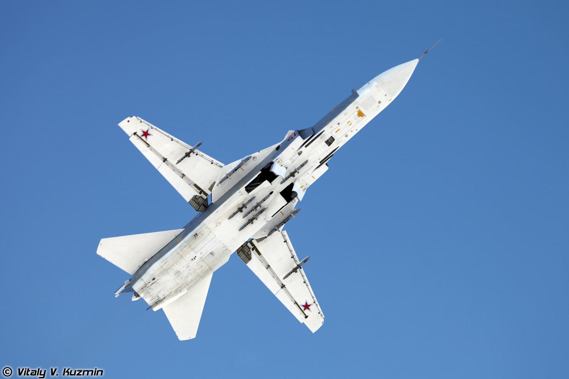 su-24 bombardier de première ligne l armée de l air russe vue de dessous