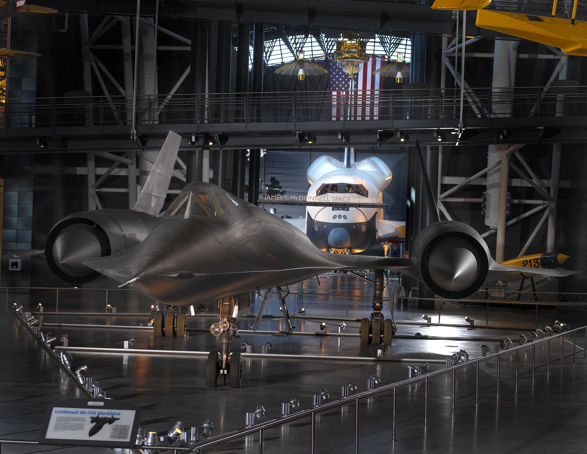 plane exhibit museum aeronautics sr-71a shuttle