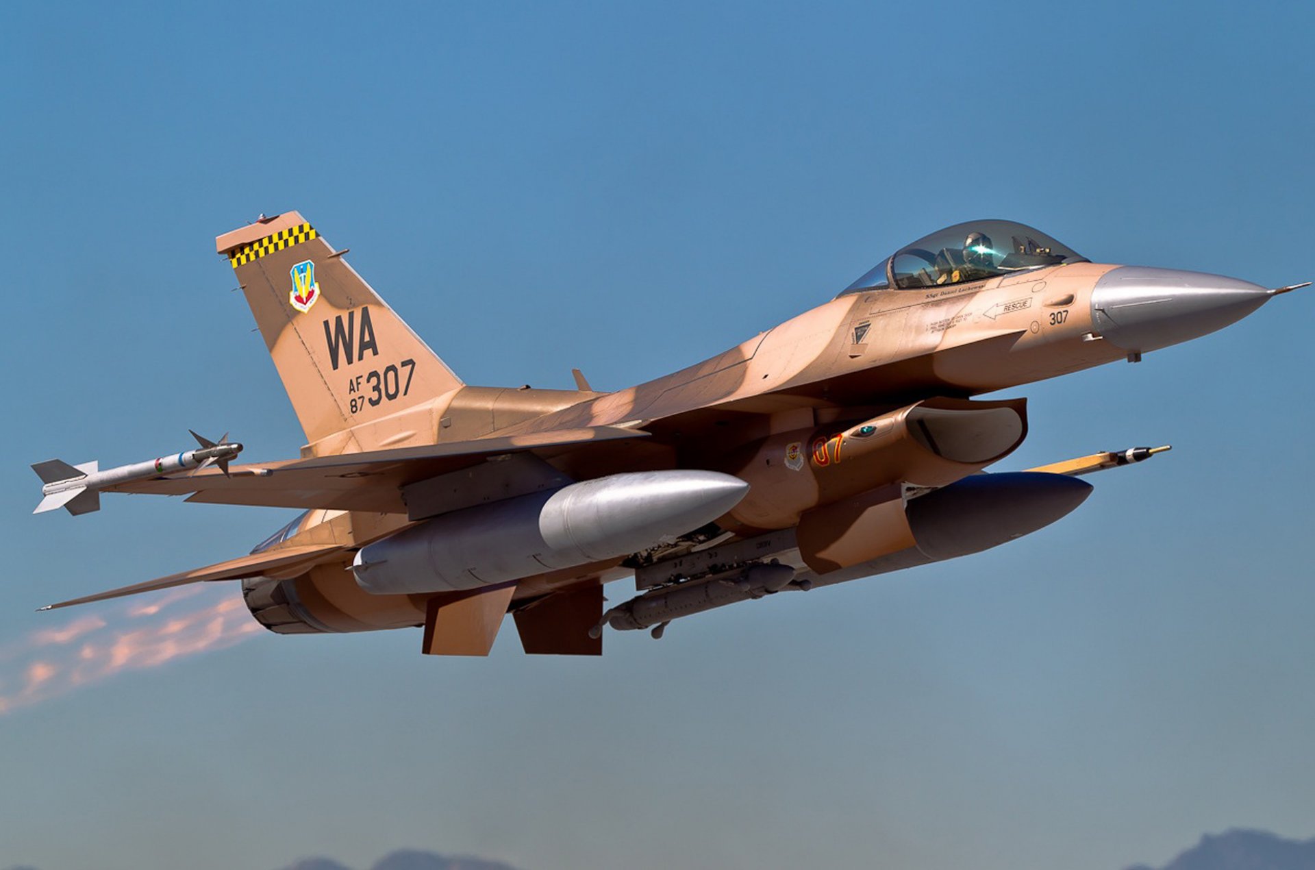 f-16c fighting falcon luchador despegue