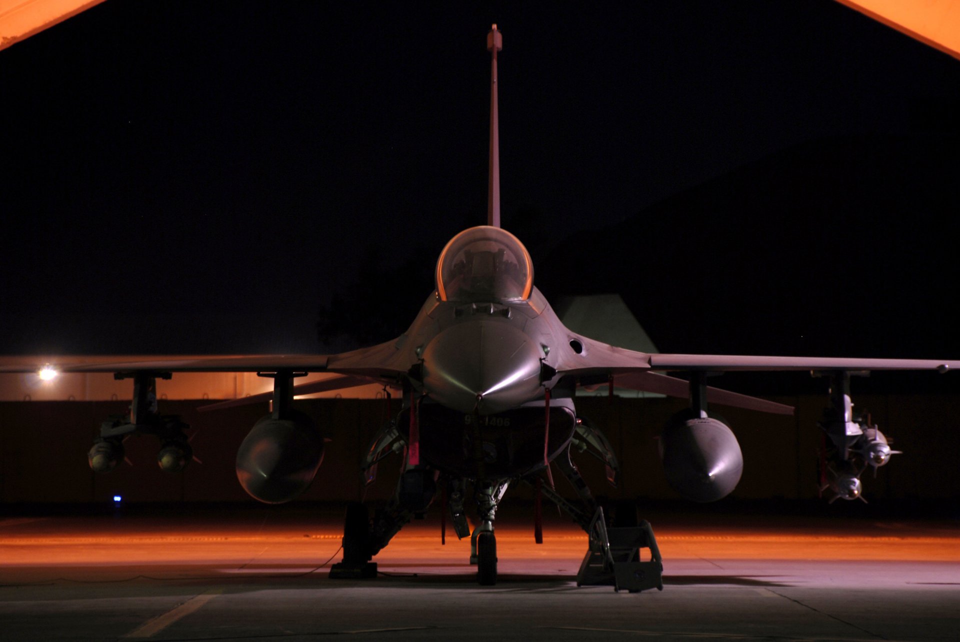 general dynamics f-16 combat fighter