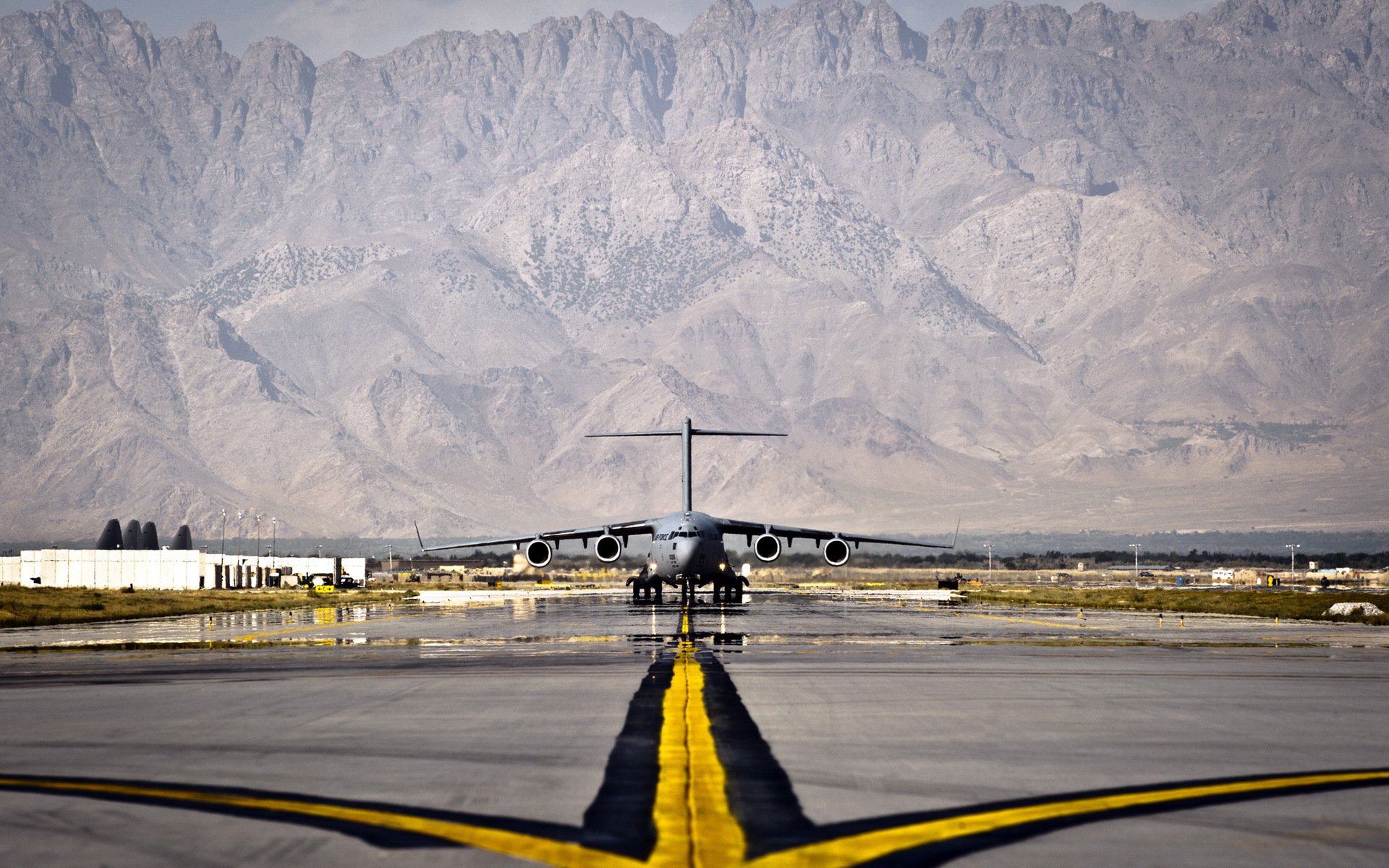 c-17 globemaster iii plane airport