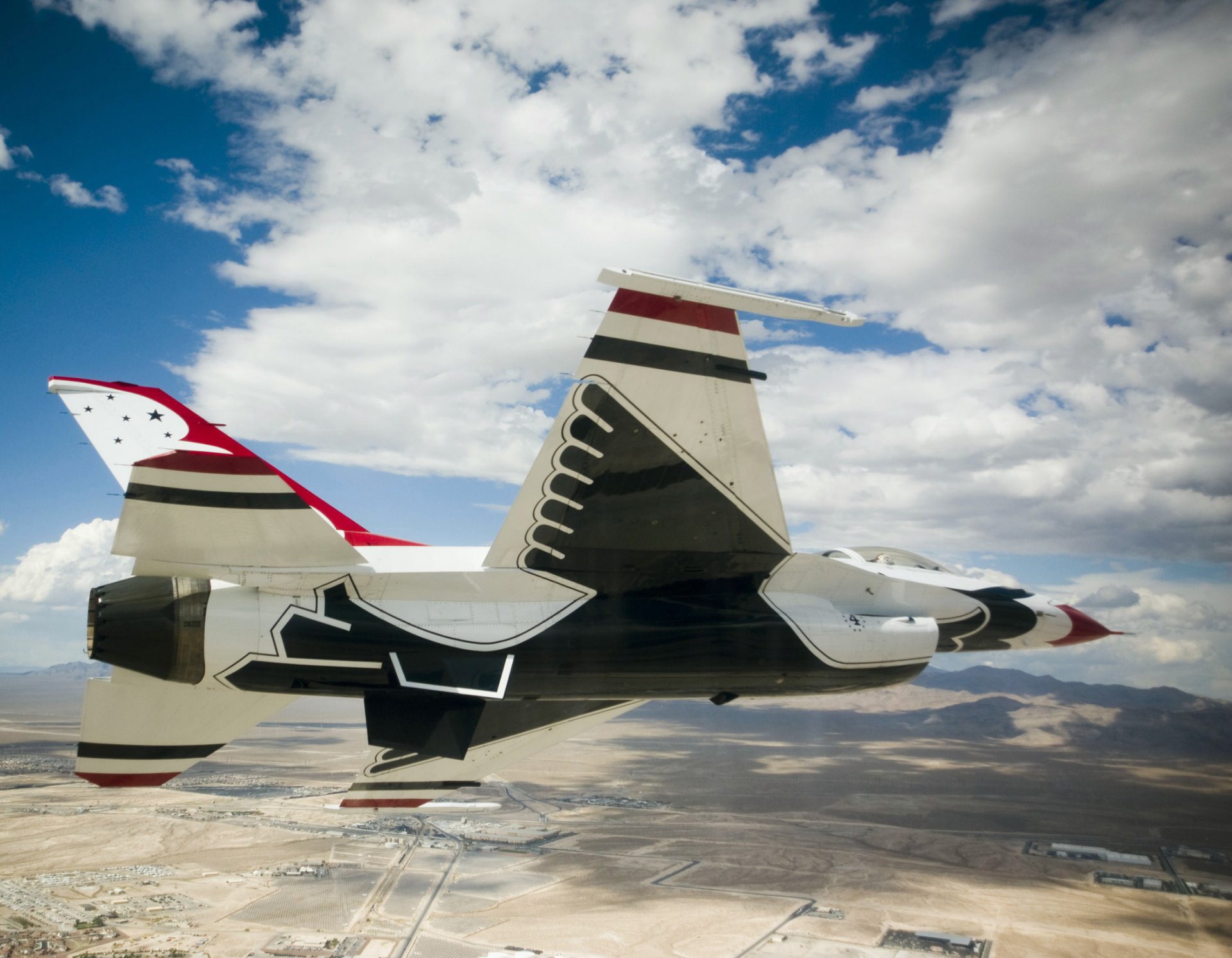 general dynamics f-16 combat fighter