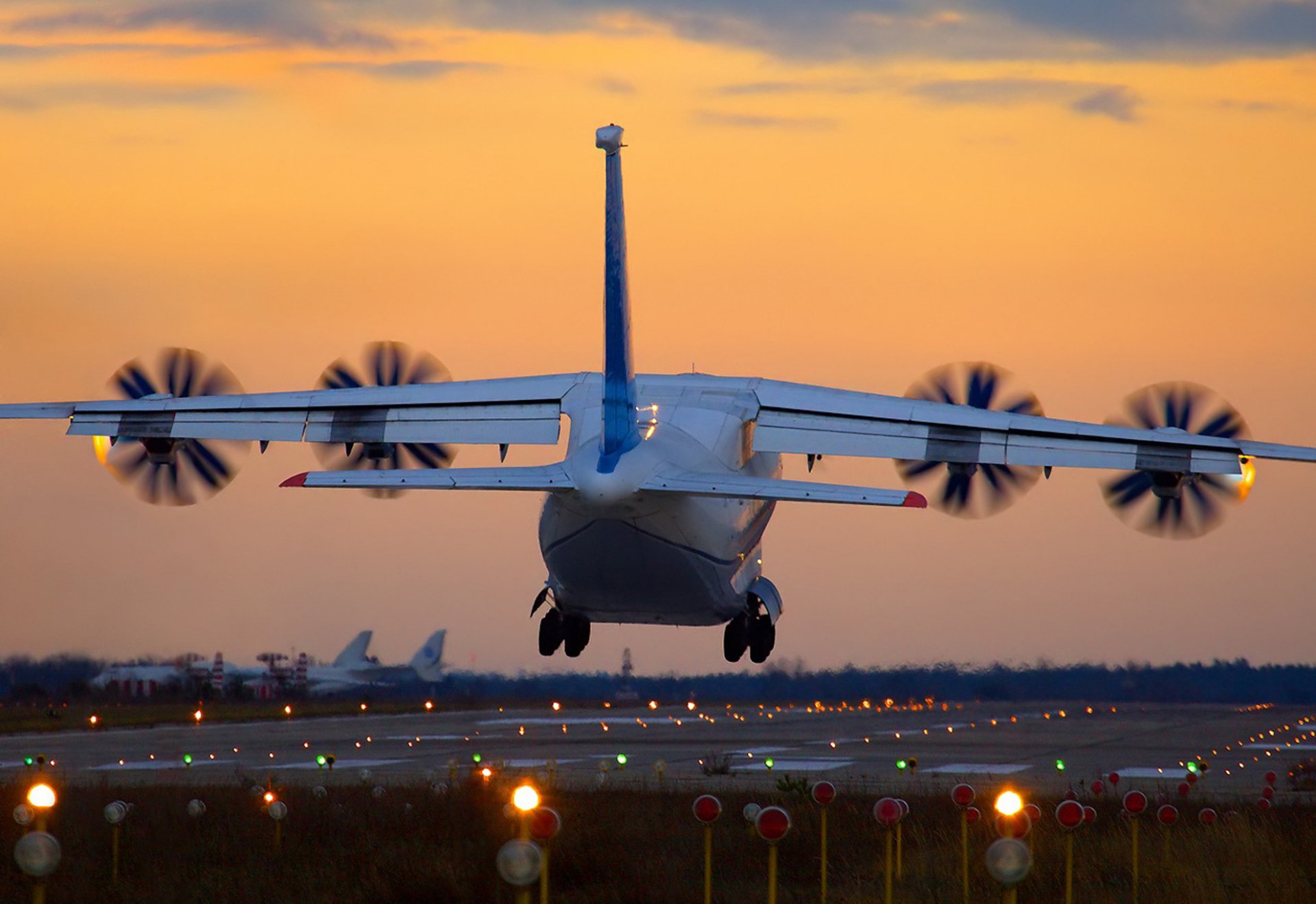 an-70 coucher de soleil atterrissage