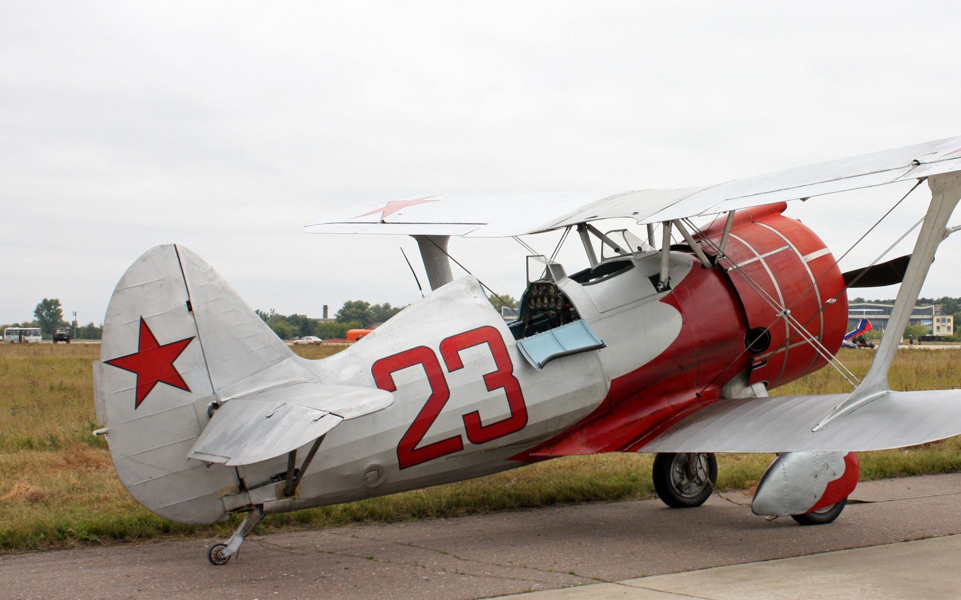 avión blanco rojo alas hélice número estrella campo soviético luchador i-15