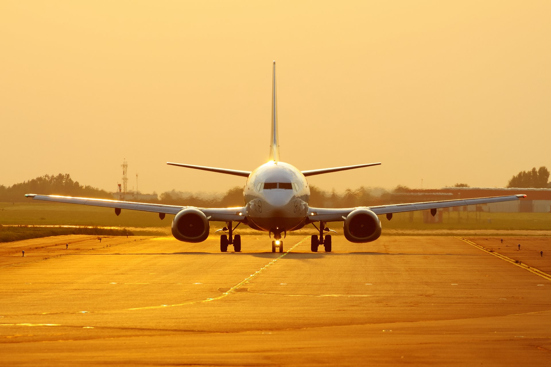 boeing al tramonto sfondo dorato decollo